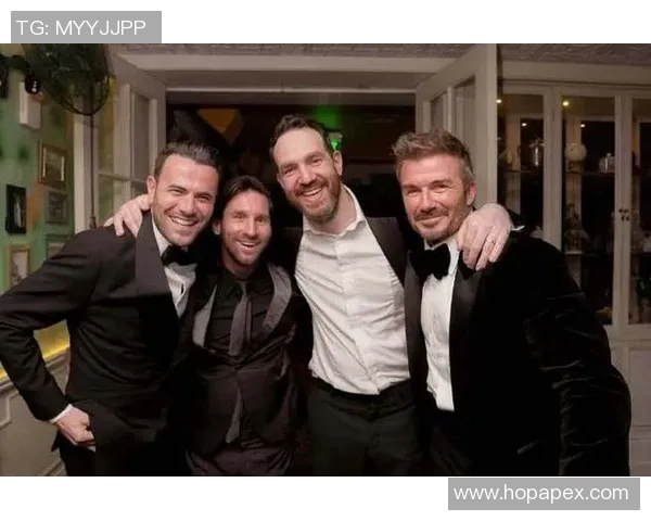 与足球明星亲密合影的外国游客们的难忘瞬间