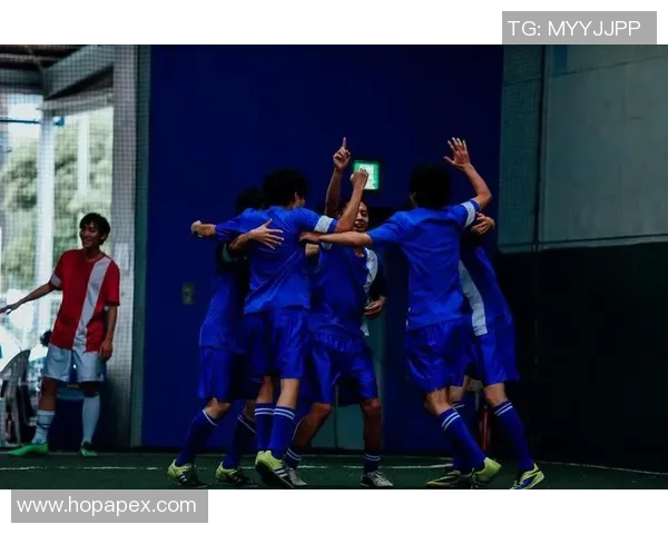 足球明星团队真实合影展现团结与拼搏精神的瞬间